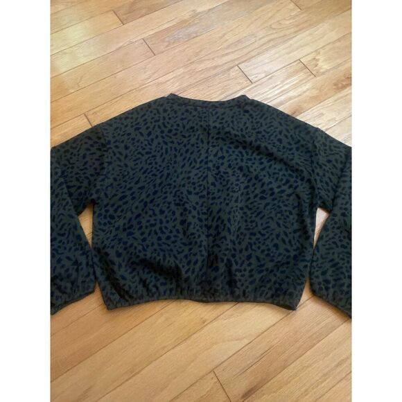 For the Republic Women's Long Sleeve dark green Leopard Print Top Size Medium - Picture 8 of 8